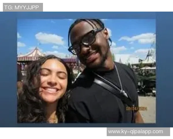 女友甜蜜发合照庆祝布朗尼21岁生日布朗尼感动转发感谢宝贝