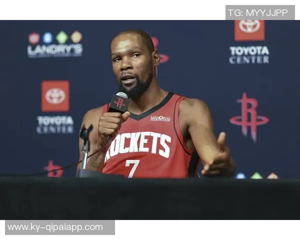 杜兰特称赞谢泼德训练营表现称其侵略性提升球队整体水平 杜兰特称赞谢泼德训练营表现称其侵略性提升球队整体水平