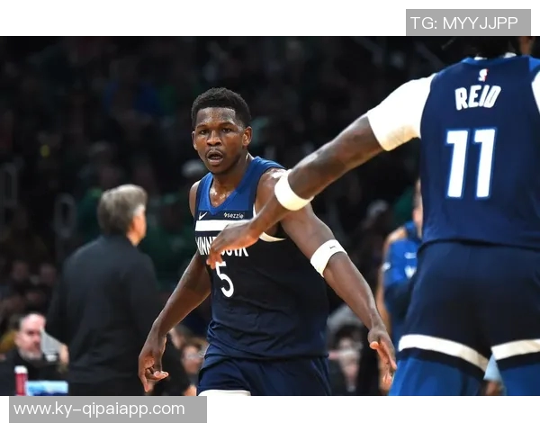 爱德华兹首节表现极端14分闪耀却伴随5次失误与1次技犯 爱德华兹首节表现极端14分闪耀却伴随5次失误与1次技犯