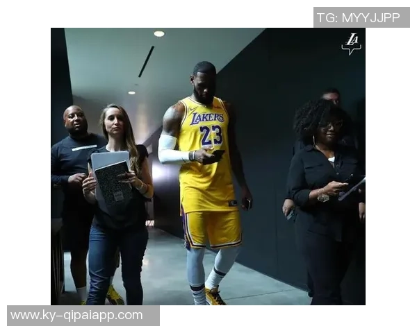 乔治娜社媒粉丝总数突破9200万引发热议,ins和tiktok双双创佳绩 乔治娜社媒粉丝总数突破9200万引发热议,ins和tiktok双双创佳绩